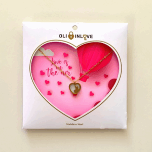 COLGANTE - LOVE IS IN THE AIR